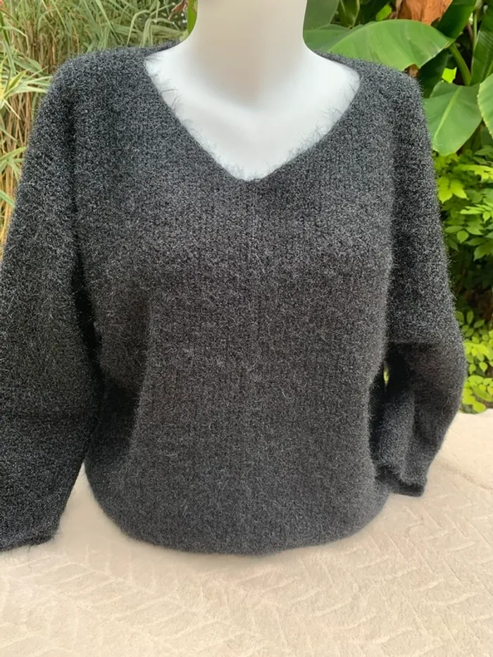 Pull Tissaia col V noir tres bon état taille 42/44
