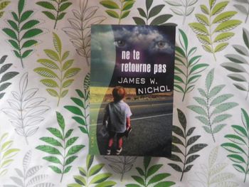 Ne te retourne pas de James W. Nichol Ed. France Loisirs