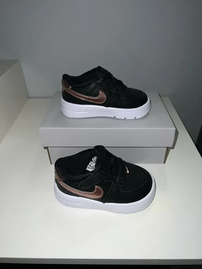 Basket Nike taille 21 unisex sans lacets - photo numéro 2