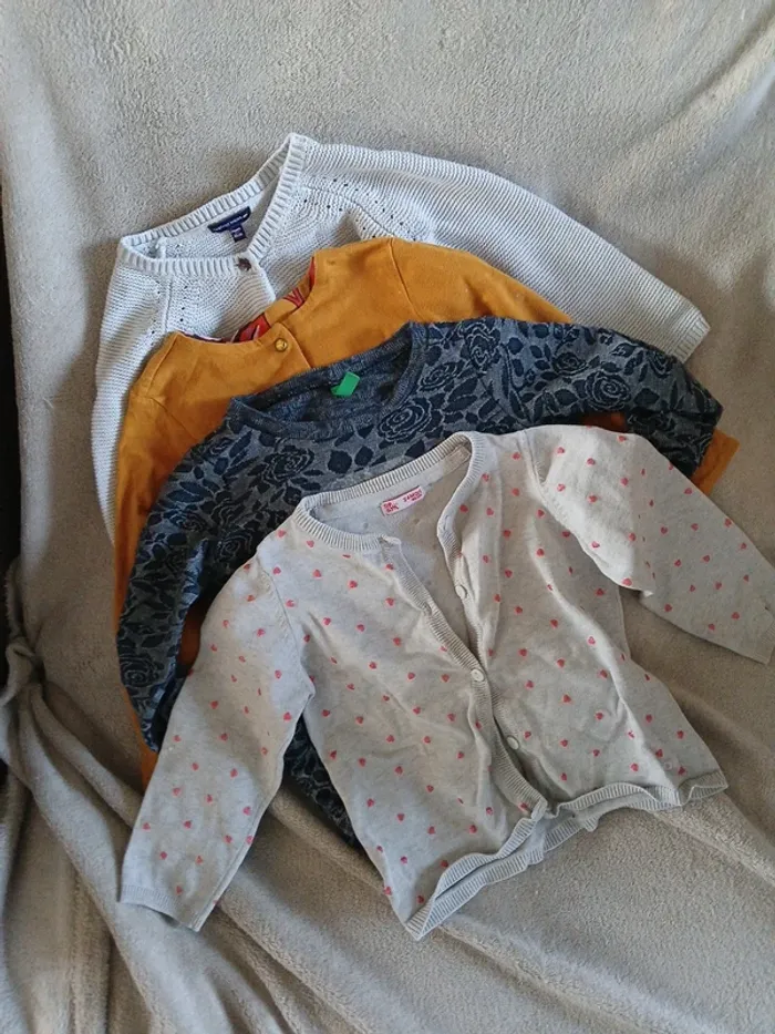 Lot 4 hauts 2 ans