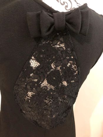 Jolie robe noire très chic avec dentelle au dos et noeud