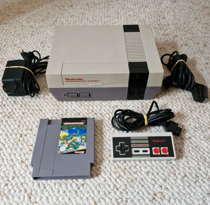 Console Nintendo NES + 1 Manette & Jeu Tortues Ninja