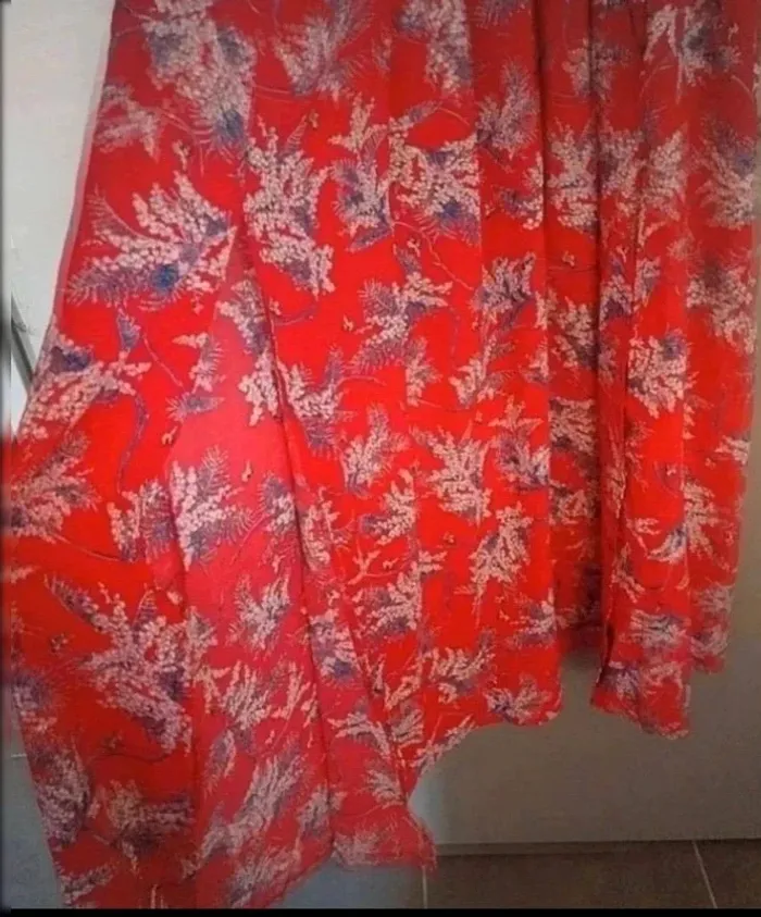 Longue robe  rouge fleurie - photo numéro 2