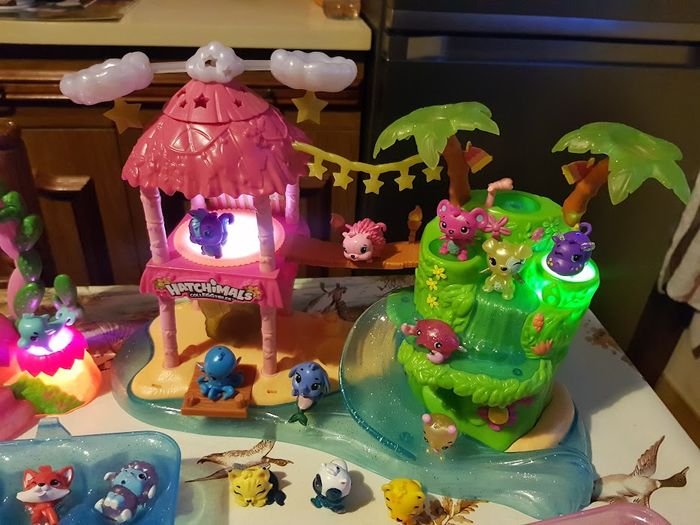 Lot île fête tropicale + 55 figurines Hatchimals + playset tous en scène + boite - photo numéro 5