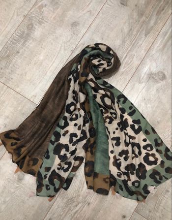 Écharpe châle imprimée léopard marron et vert kaki