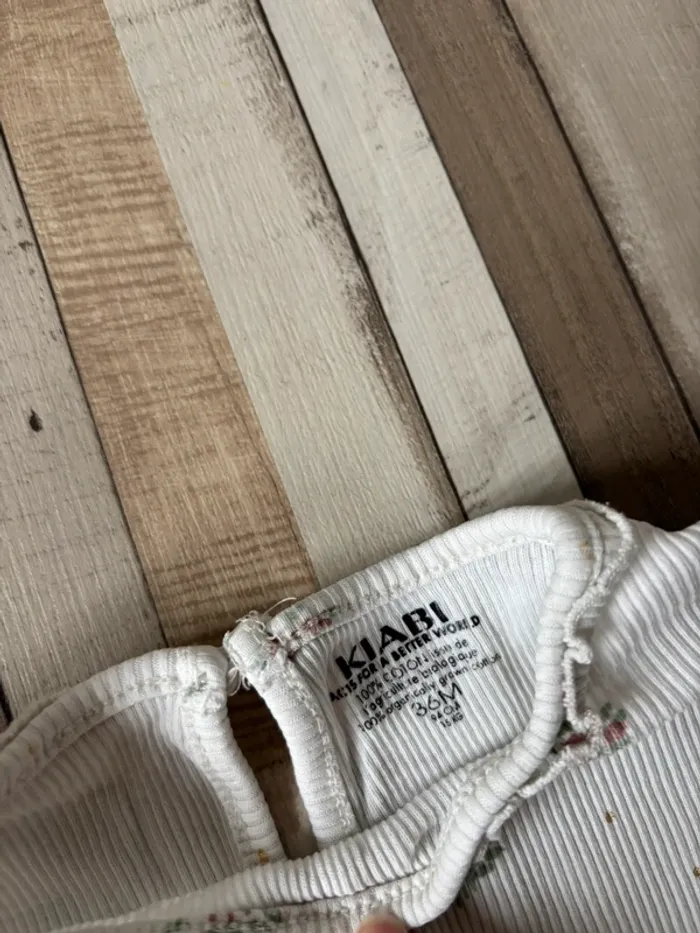 Vends joli t-shirt manches longues côtelé Kiabi, taille 36 mois pour fille, en très bon état. - photo numéro 2