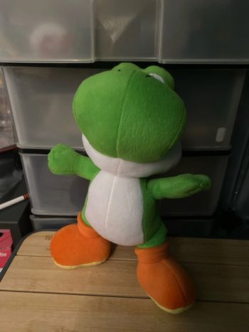 Pas d envoie avec homerr peluche yoshi Nintendo