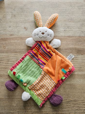 Doudou lapin plat coloré
