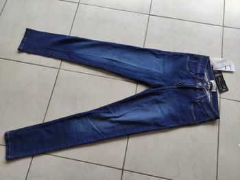 Jean slim 13-14 ans .neuf étiqueté