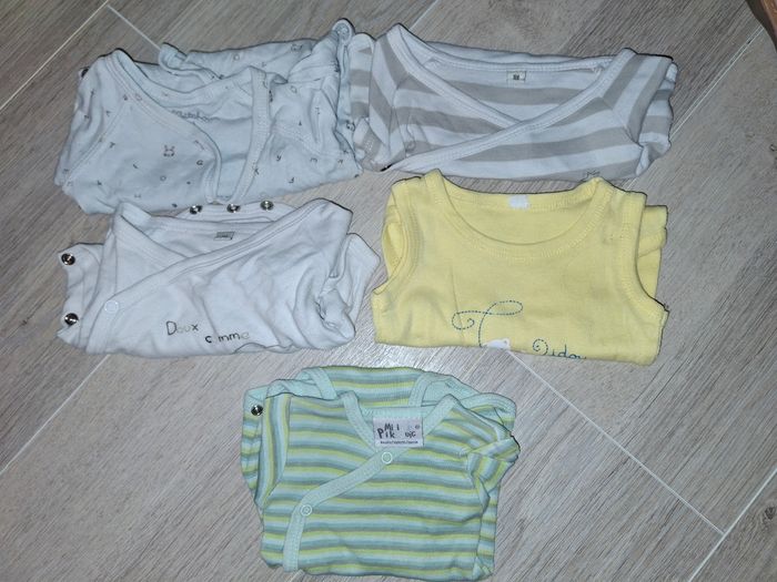 5 bodys manches courtes