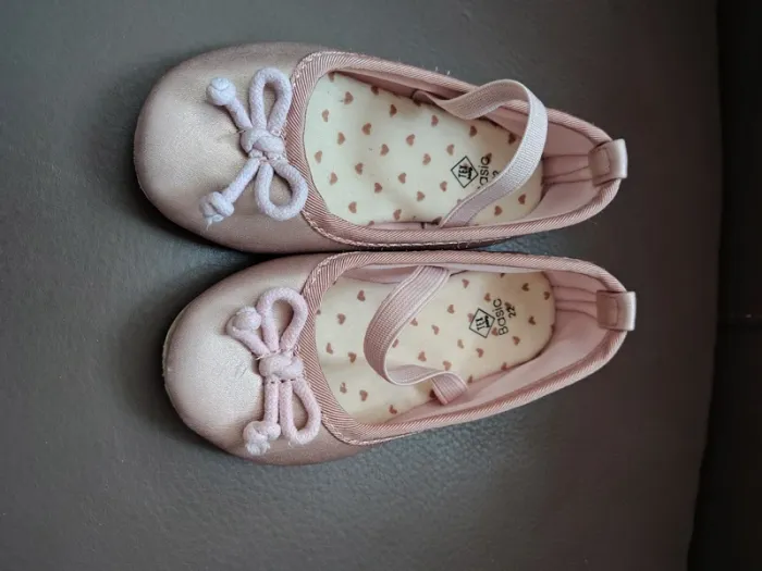 Ballerine rose poudré taille 22 porté une fois pour une fête en intérieur
