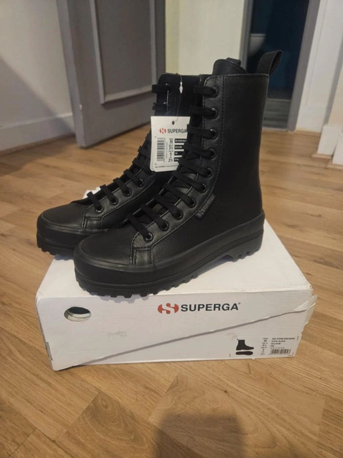 Bottines en cuir noires Superga neuves jamais portées dans leur boîte d'origine taille 38