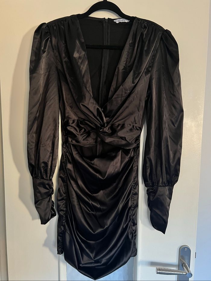 Robe noire satinée