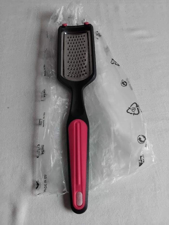 TUPPERWARE Neuf - Râpe tout - photo numéro 3