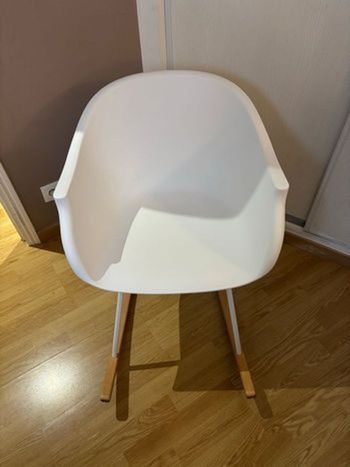 Chaise à bascule blanche