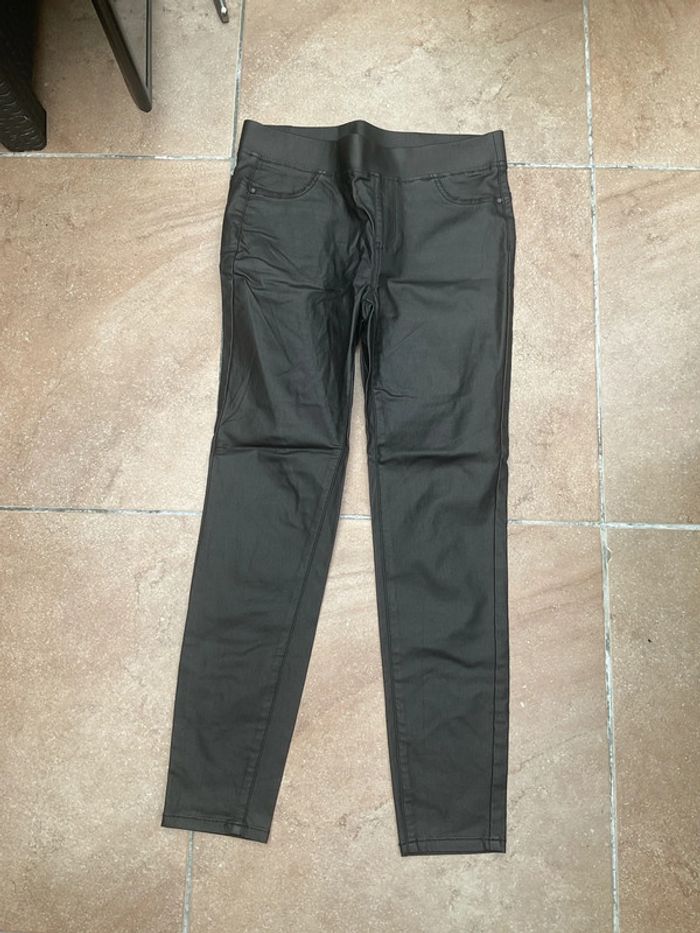 Pantalon effet cuir noir neuf T 40 (n°54)