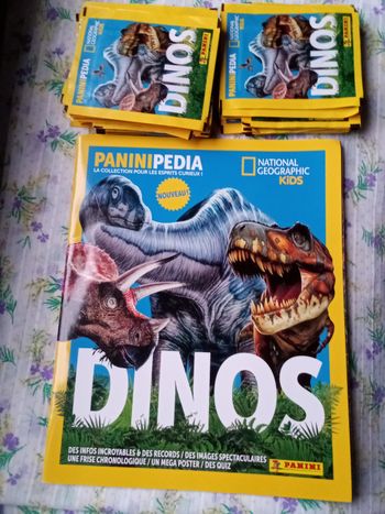 Lot Panini NATIONAL GEOGRAPHIC KIDS DINOS DINOSAURES Un album vide et 50 pochettes scellées
