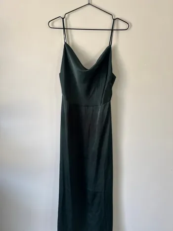 👗 👗 VILA - Robe longue en satin à col bénitier - vert sapin- neuf sans étiquette
