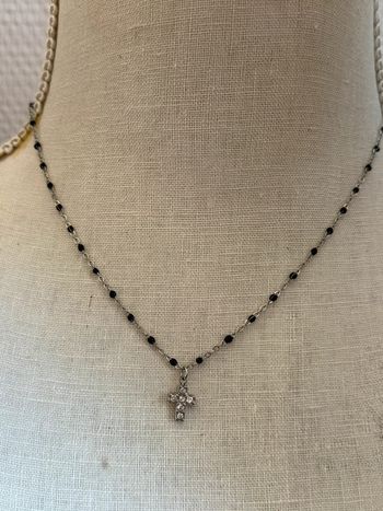 Collier réglable acier inoxydable argent perles résine noires croix zircons