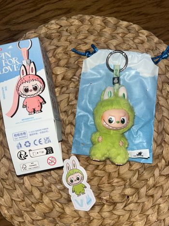 Labubu pin for love lettre V