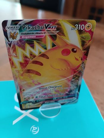 Carte Pikachu vmax tress bon Etat