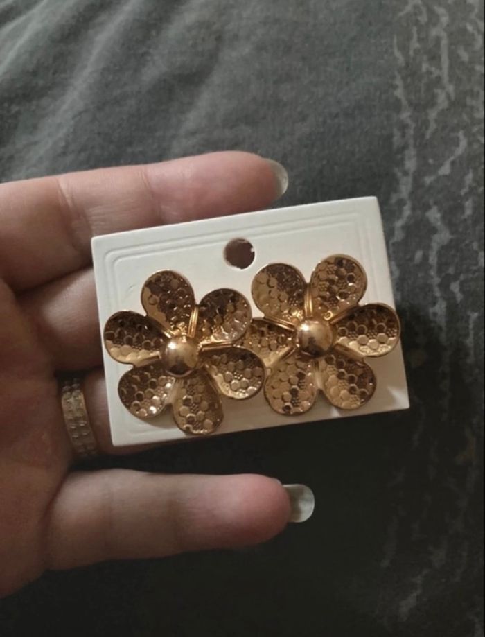 Boucles d’oreilles NEUVES avec étiquette pour femme en forme de fleurs 🌼. - photo numéro 5