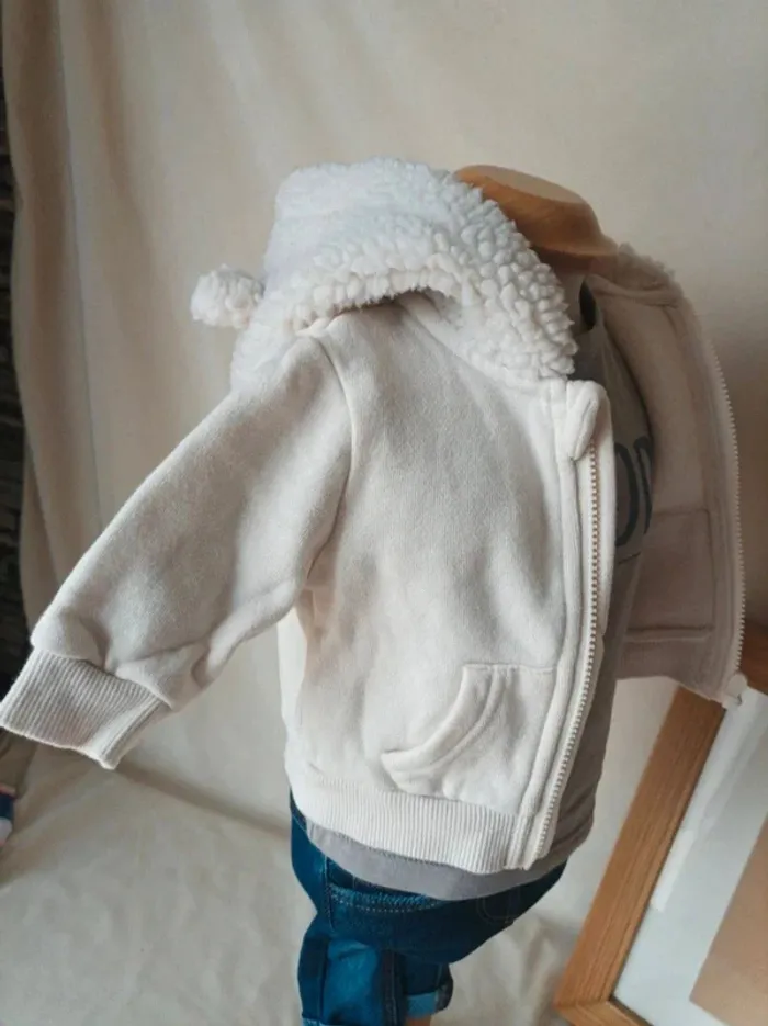 Gilet zippé à capuche et tee-shirt manches longues Kiabi garçon 1 mois - photo numéro 4