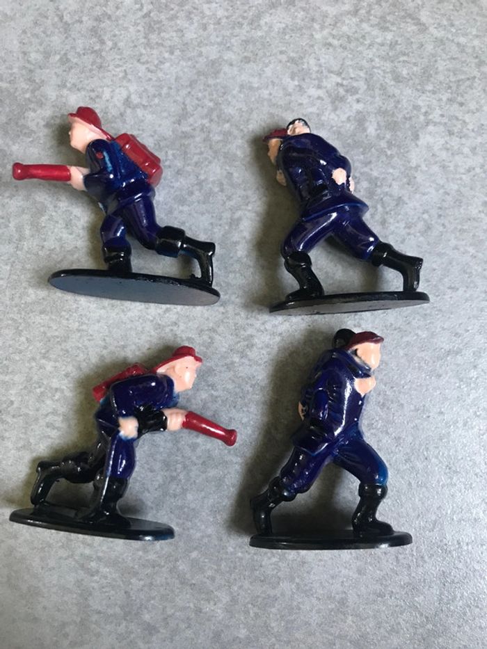 vintage 4 petites figurines plastique de pompiers américains