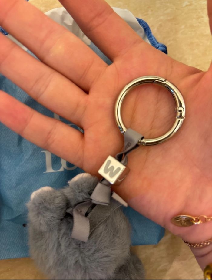 labubu pin for love lettre W - photo numéro 3