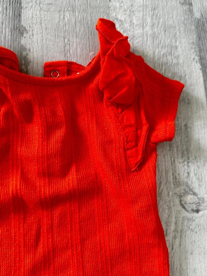 Tee-shirts rouge. - photo numéro 2