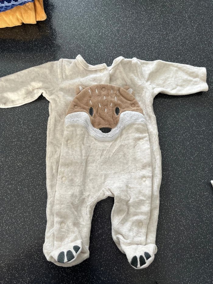 Pyjama taille 1 mois en très bon état