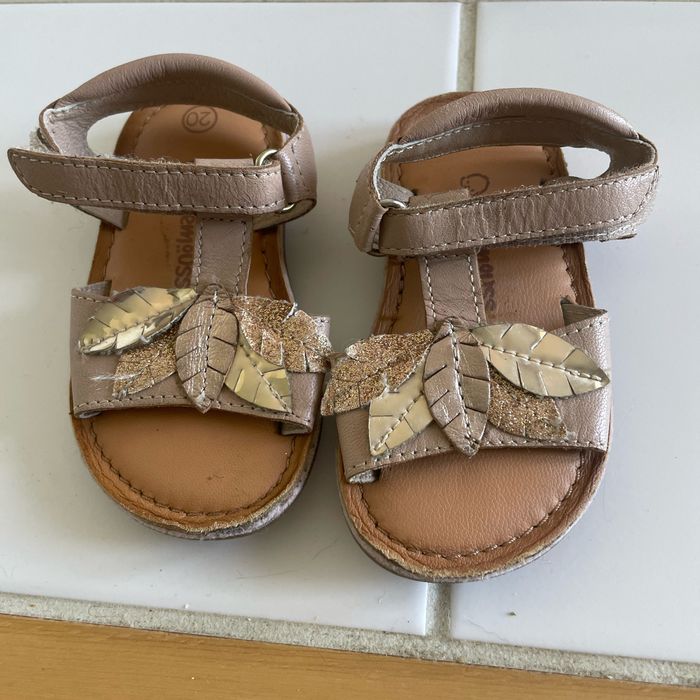 Sandalettes feuilles dorées