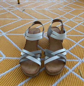 Sandales grise et blanche