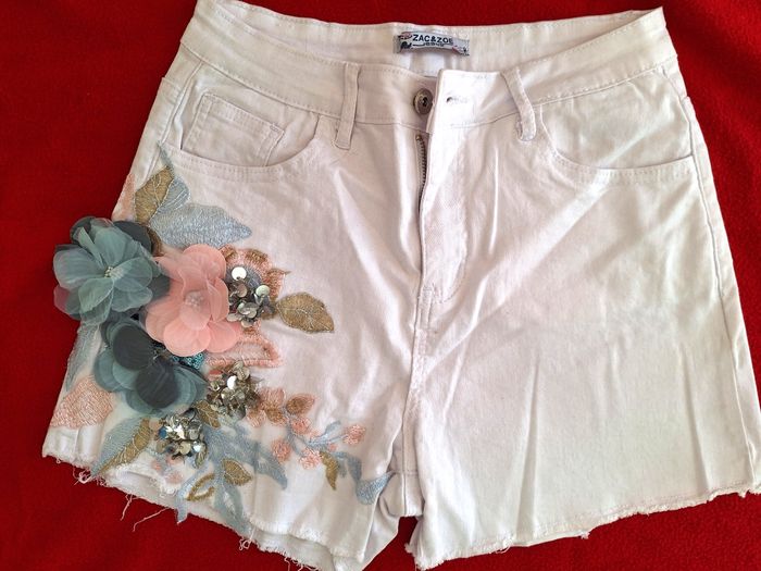 SHORT JEANS BLANC FLEURS ET BRODERIES -TAILLE M  -ZAC & ZOE
