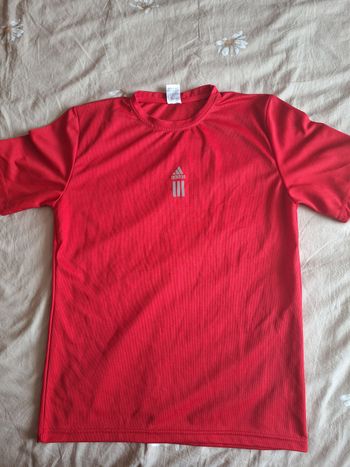 Tee-shirt Adidad Rouge taille XL Neufe sans étiquette 