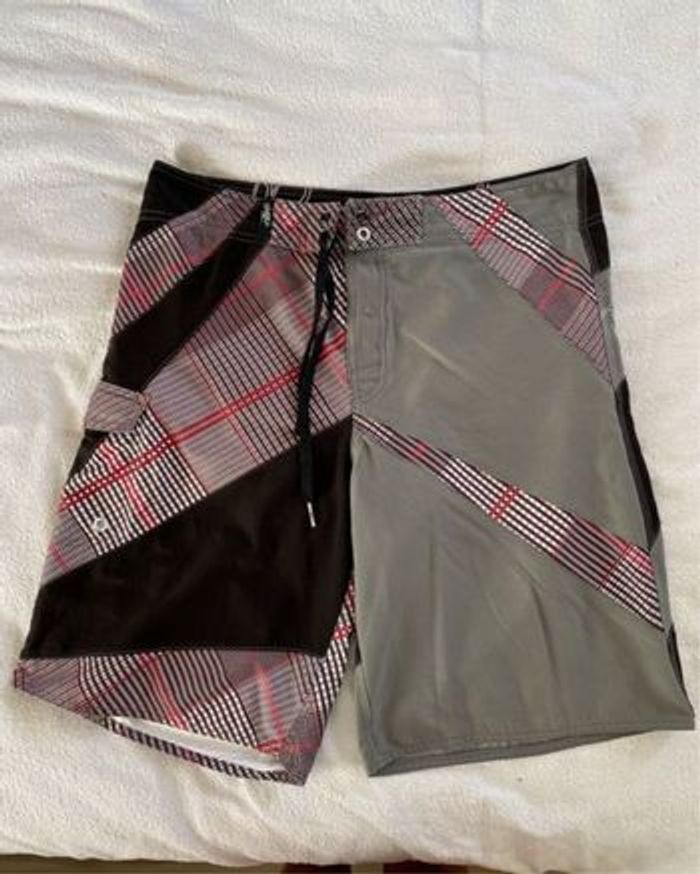 Short de bain oneill taille 44, 34 américaine