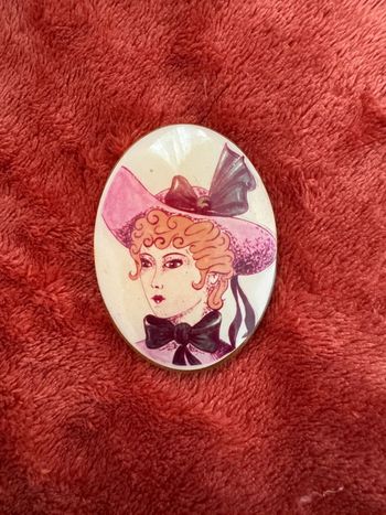 Broche vintage portrait femme – Style rétro