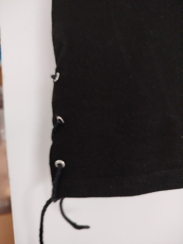 Jolie jupe courte  avec lacets sur les côtés.  Taille 3 - photo numéro 2