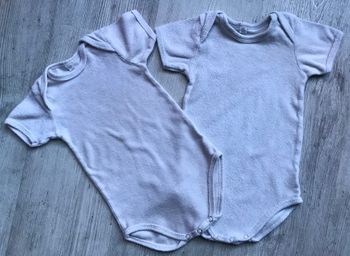 Lot 2 bodys éponge 12 mois