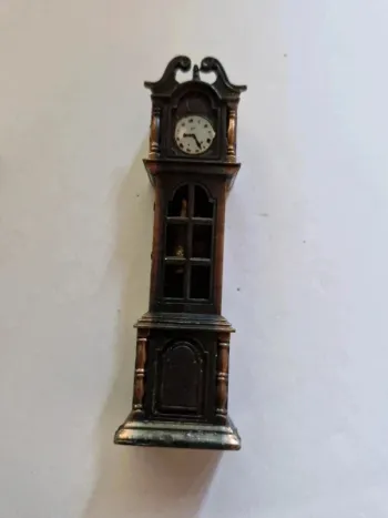 Taille crayon métal grande horloge