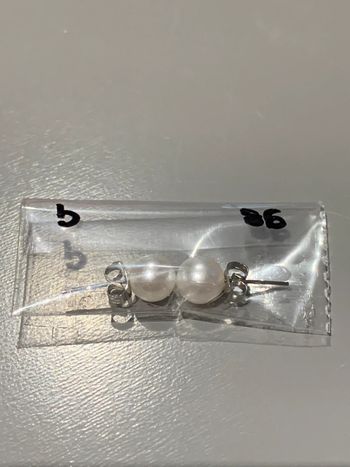 Boucles d’oreilles Adopt’ n•86 Perles boules blanc  Structures tiges + fermoirs argentés  Bijoux