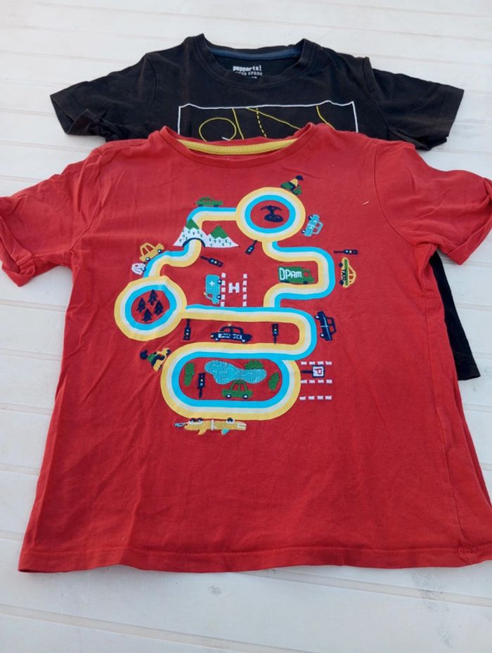 Lot de 2 tee shirt de taille 8ans.