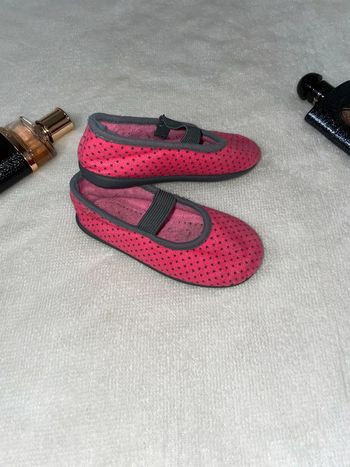 Petite chaussure ballerine rose à petit poids gris