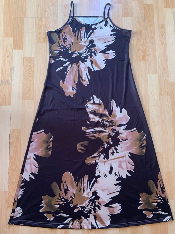 Superbe robe longue noir à fleurs taille L