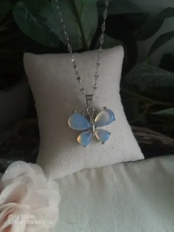 Collier argenté papillon opaline