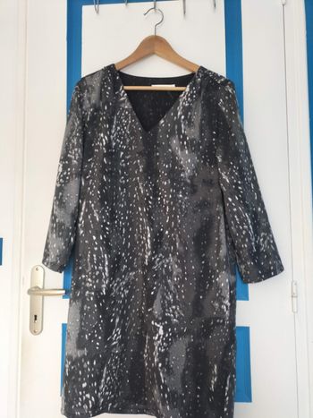 Robe noire, tachetée blanche