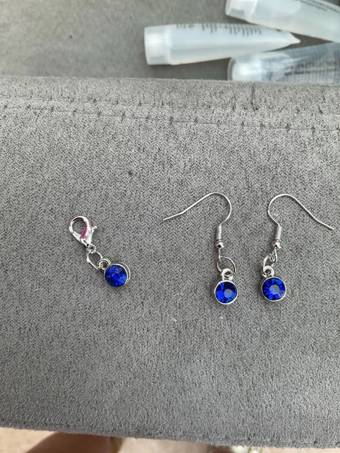 Boucles d’oreilles bleu électrique + breloque neuve
