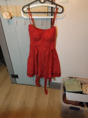 Robe rouge pois