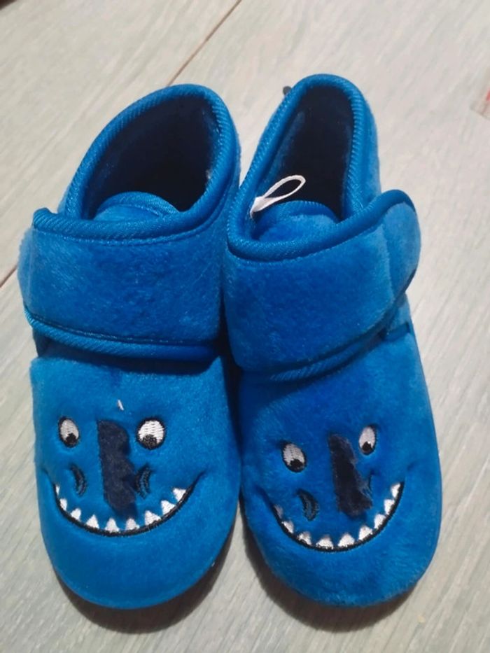 Pantoufles. Dinosaure. Bleu.