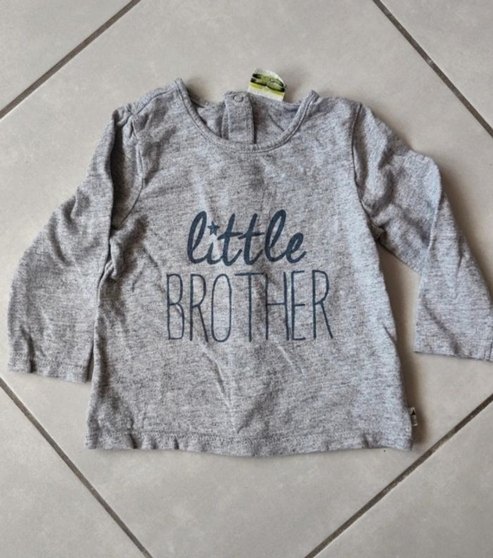 Beau tee-shirt manche longue taille 12 mois